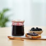 pot de confiture de mûres sans pépins et tartines