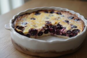 clafouflan aux cerises dans un grand plat