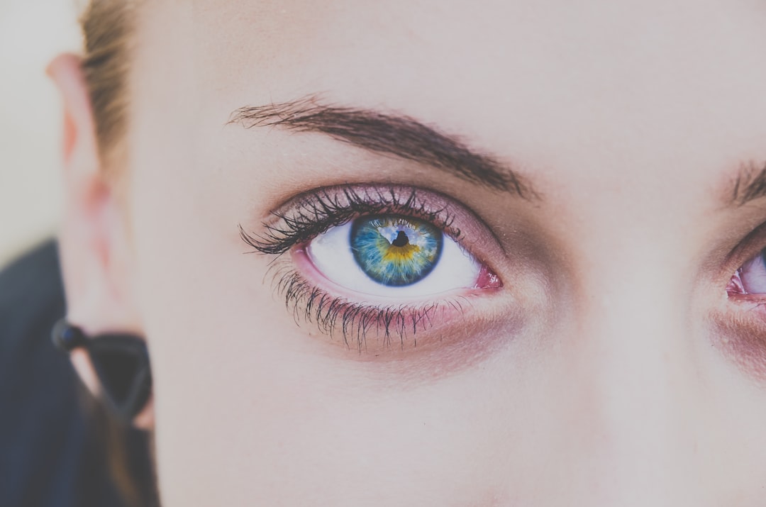 découvrez l'importance du contact visuel dans la communication et apprenez à maîtriser cet art pour renforcer vos relations personnelles et professionnelles.