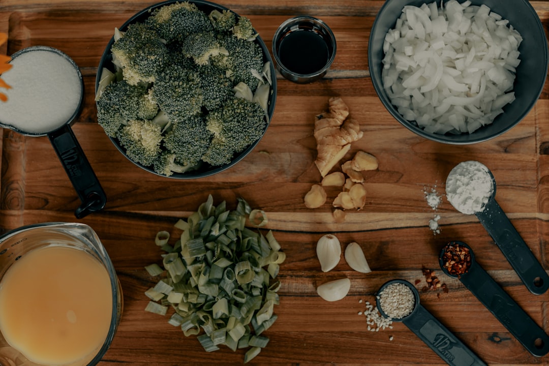 découvrez des recettes délicieuses et faciles à préparer dans une grande poêle pour régaler toute la famille en un seul plat.