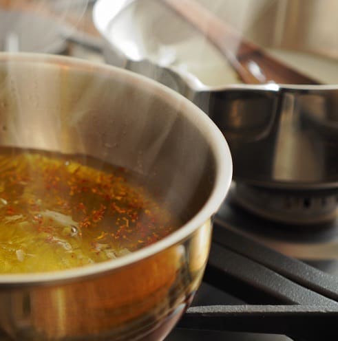 sirop de safran en train d'infuser
