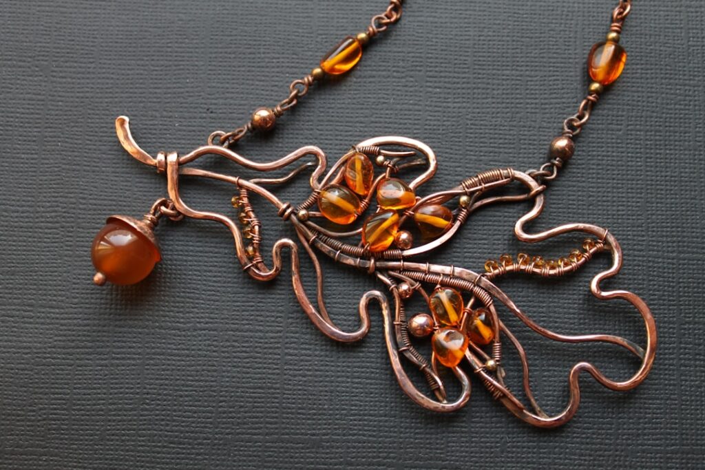 découvrez notre collier enchevêtré unique, alliant élégance et originalité pour sublimer votre style au quotidien.