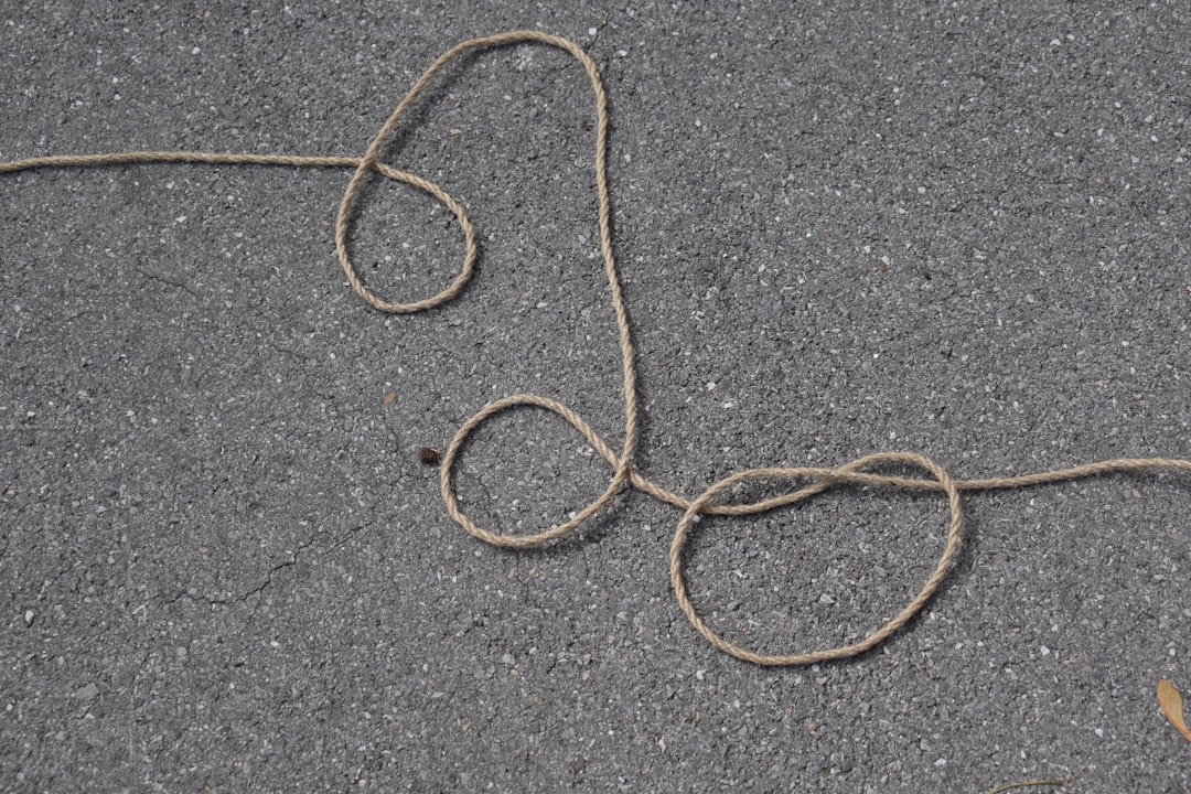 découvrez notre collier enchevêtré, un bijou unique alliant élégance et originalité pour sublimer toutes vos tenues.