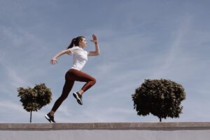 jeune fille en train de faire du sport